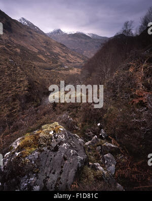 Sgurr nan Forcan von der Nähe des Schlachtfeldes in Glen Sheil, West Highlands of Scotland, Großbritannien mit ominöser Wolke über den Gipfeln. Stockfoto