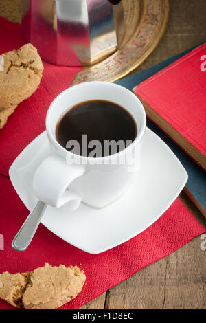 Traditionellen Stil italienischen Moka Kaffee gebraut in einem Moka Topf Stockfoto