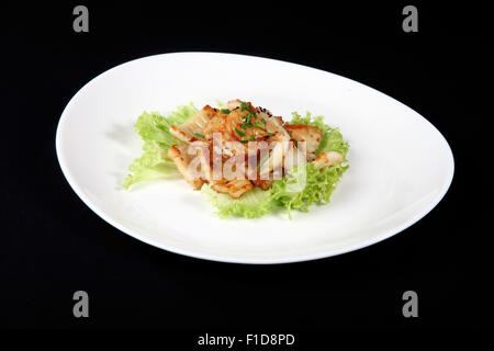 gegrillten Calamari in weißer Teller auf einem schwarzen Hintergrund Stockfoto