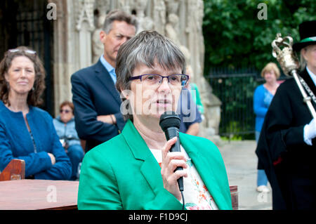 Exeter, Devon, UK. 1. September 2015. Molly Scott Cato Europaabgeordnete für die Süd-West sprechen während der Exeter Pfund Start an der Exeter Kathedrale am 1. September 2015 in Exeter, England, UK Credit: Clive Chilvers/Alamy Live News Stockfoto