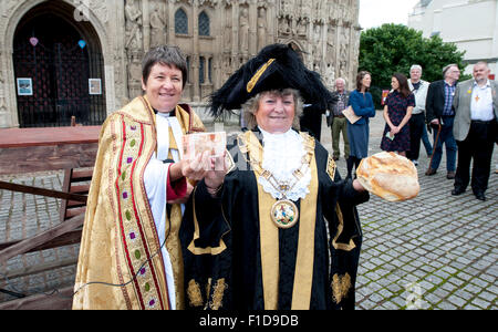 Exeter, Devon, UK. 1. September 2015. Lord Mayor of Exeter Stadtrat Olwen Margaret Foggin hilft das Pfund Exeter in Exeter Kathedrale am 1. September 2015 in Exeter, England, UK Credit starten: Clive Chilvers/Alamy Live News Stockfoto