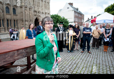 Exeter, Devon, UK. 1. September 2015. Molly Scott Cato Europaabgeordnete für die Süd-West sprechen während der Exeter Pfund Start an der Exeter Kathedrale am 1. September 2015 in Exeter, England, UK Credit: Clive Chilvers/Alamy Live News Stockfoto