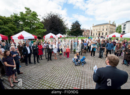 Exeter, Devon, UK. 1. September 2015. Die Croud hören die obgenannten während dem Exeter Pfund-Start an der Exeter Kathedrale am 1. September 2015 in Exeter, England, UK Credit: Clive Chilvers/Alamy Live News Stockfoto