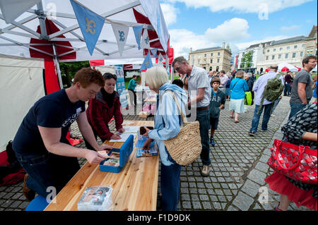 Exeter, Devon, UK. 1. September 2015. Mitglieder der Öffentlichkeit beginnen, Exeter-Pfund-Noten während der Exeter Pfund Start an der Exeter Kathedrale am 1. September 2015 in Exeter, England, UK Credit kaufen: Clive Chilvers/Alamy Live News Stockfoto