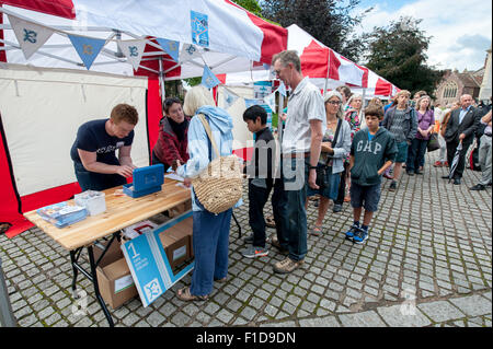 Exeter, Devon, UK. 1. September 2015. Mitglieder der öffentlichen Warteschlange, aber Exeter-Pfund-Noten während der Exeter Pfund starten an der Exeter Kathedrale am 1. September 2015 in Exeter, England, UK Credit: Clive Chilvers/Alamy Live News Stockfoto