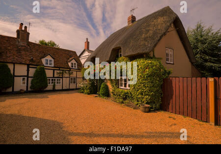 Atemberaubende strohgedeckte Hütte im Dorf von Dorchester in Oxfordshire Stockfoto