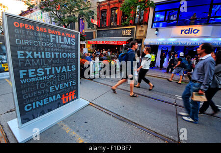 Toronto International Film Festival Volksfest und feiern an der King Street West am Abend Stockfoto