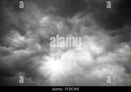 Sonne scheint aus dunklen Wolken des Himmels Sturm Stockfoto