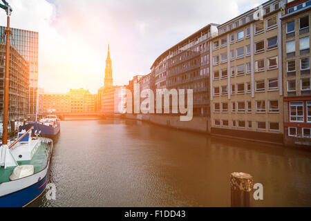 Nikolaifleet in Hamburg mit Sonnenlicht Stockfoto