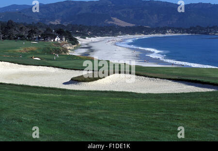 Menschen in Pebble Beach Golf mit Carmel Beach in Carmel oder einfach Carmel Golf zu spielen. Stockfoto