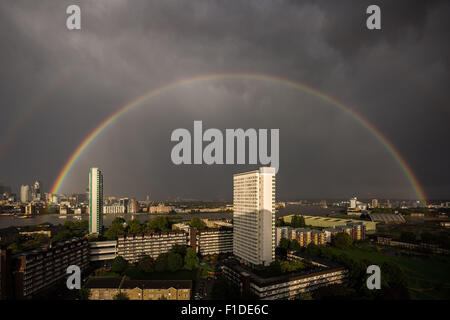 London, UK. 1. September 2015. UK-Wetter: Regenbogen bricht nach Regenschauer über Fluß Themse Credit: Guy Corbishley/Alamy Live News Stockfoto