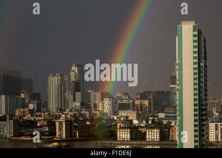 London, UK. 1. September 2015. UK-Wetter: Regenbogen bricht nach Regenschauer über Fluß Themse Credit: Guy Corbishley/Alamy Live News Stockfoto