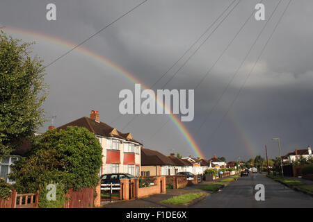 Epsom, Surrey, UK. 1. September 2015. Nach einem sehr schweren Regenschauer erschien ein herrlicher doppelten Regenbogen in Epsom, Surrey. Bildnachweis: Julia Gavin UK/Alamy Live-Nachrichten Stockfoto