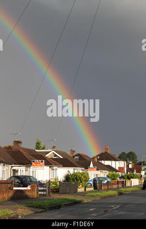 Epsom, Surrey, UK. 1. September 2015. Nach einem sehr schweren Regenschauer erschien ein herrlicher doppelten Regenbogen in Epsom, Surrey. Bildnachweis: Julia Gavin UK/Alamy Live-Nachrichten Stockfoto