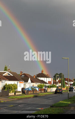 Epsom, Surrey, UK. 1. September 2015. Nach einem sehr schweren Regenschauer erschien ein herrlicher doppelten Regenbogen in Epsom, Surrey. Bildnachweis: Julia Gavin UK/Alamy Live-Nachrichten Stockfoto