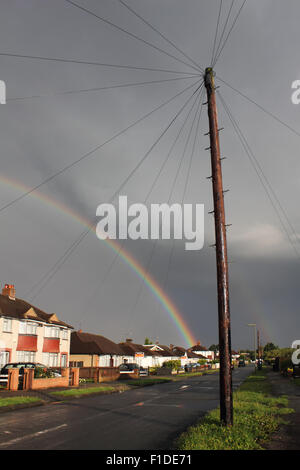 Epsom, Surrey, UK. 1. September 2015. Nach einem sehr schweren Regenschauer erschien ein herrlicher doppelten Regenbogen in Epsom, Surrey. Bildnachweis: Julia Gavin UK/Alamy Live-Nachrichten Stockfoto