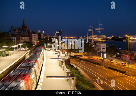 Landungsbrücken und u-Bahn Station in Hamburg Stockfoto