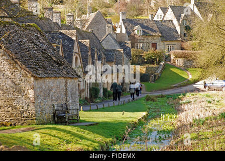 Arlington Row charmante Reetdach Ferienhäuser in Perle des Cotswalds, Bilbury UK grünes Moos bedeckt Stockfoto