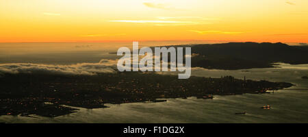 Eine Antenne gedreht von der Golden Gate Bridge und die San Francisco Stadt bei Sonnenuntergang. Stockfoto