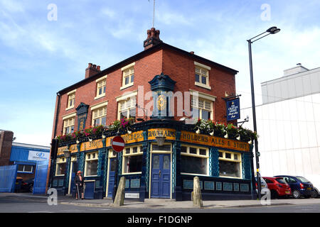 Klassische britische Pub The Craven Arms Wirtshaus im oberen Gough Street Birmingham mit seinen blauen und goldenen Majolika Fliesen victori Stockfoto