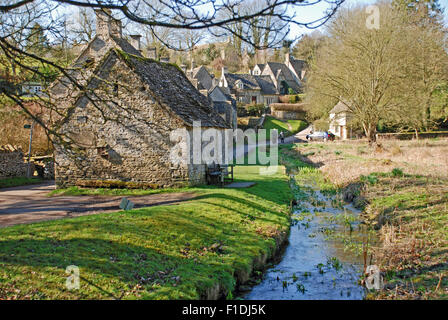 Arlington Row charmante Reetdach Ferienhäuser in Perle des Cotswalds, Bilbury UK grünes Moos bedeckt Stockfoto