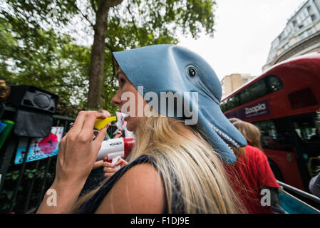 London, UK. 1. September 2015. Hunderte von Menschen protestierte gegen Delphine Schlachten in Japan heute außerhalb der japanischen Botschaft in London. Jedes Jahr von September bis Mai werden mehr als 20.000 Delfine brutal getötet. Fischer runden sie zu Hunderten mit Lärmschutzwände zu verwirren und Herde die hektischen Hülsen aus ihrer normalen Wanderungen in versteckten Lagunen wie die featured in The Cove. Die Methoden zu fangen und töten der Delphine haben weitverbreitete Verurteilung angezogen. 1. Sep, 2015. Bildnachweis: Velar Grant/ZUMA Draht/Alamy Live-Nachrichten Stockfoto