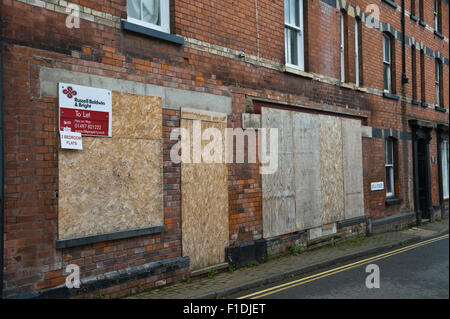 Alten ehemaligen Läden mit Brettern vernagelt in Talgarth Powys Wales UK Stockfoto