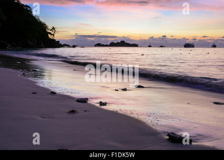 Schöne Farben der Morgenhimmel vor Sonnenaufgang am Strand von Honeymoon Bay ist eine berühmte Attraktionen für Tauchen auf Ko Miang Stockfoto