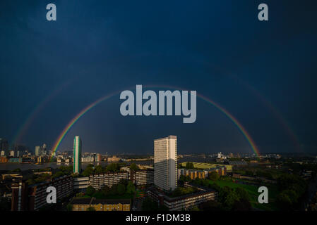 London, UK. 1. September 2015. Atemberaubende Regenbogen in South East London entdeckt wurde heute Abend kurz nach dem sintflutartigen Regen Credit: Velar Grant/ZUMA Draht/Alamy Live News Stockfoto