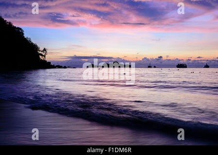 Schöne Farben der Morgenhimmel vor Sonnenaufgang am Strand von Honeymoon Bay ist eine berühmte Attraktionen für Tauchen auf Ko Miang Stockfoto