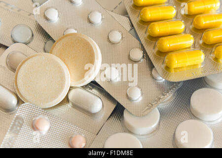 Verschiedene Pillen in Kunststoffverpackungen. Stockfoto