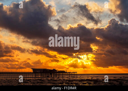 Southport, Merseyside, Großbritannien, 1. September 2015. UK Wetter. Sonnenuntergang Himmel über dem Victorian Pier und die Irische See. Credit: Mar Photographics/Alamy leben Nachrichten Stockfoto