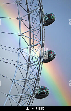 London, UK. 1. September 2015. Wechselhaftes Wetter führte zu einen schönen Regenbogen erstreckt sich über das London Eye und die Themse kurz vor Sonnenuntergang in London Credit: Paul Brown/Alamy Live News Stockfoto