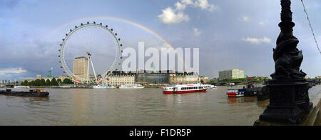 London, UK. 1. September 2015. Wechselhaftes Wetter führte zu einen schönen Regenbogen erstreckt sich über das London Eye und die Themse kurz vor Sonnenuntergang in London Credit: Paul Brown/Alamy Live News Stockfoto