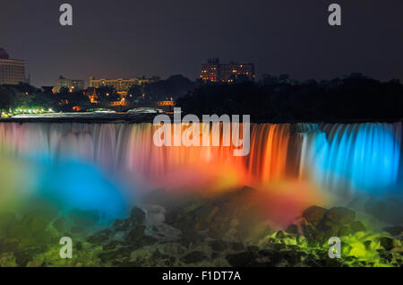 Amerikanischen Niagarafälle mit bunten Beleuchtung Stockfoto