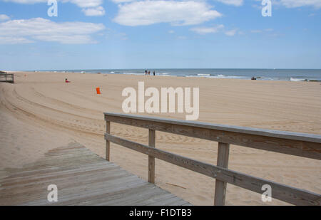 Ocean City, MD – 13. Mai 2015: Eine Holzrampe führt zum Strand von der Promenade in Ocean City, Maryland. Stockfoto