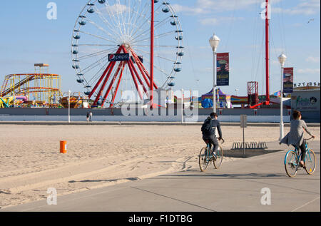 Ocean City, MD – 13. Mai 2015: Zwei Personen Reiten Fahrräder zum Jolly Roger Amusement Park in Ocean City, Maryland. Stockfoto