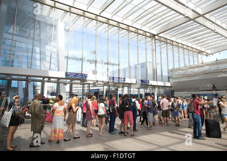 Schlangen von Sommer Pendler Schlange, um Bahn-Tickets an der London Bridge zu kaufen train Station, Central London, England, UK Stockfoto