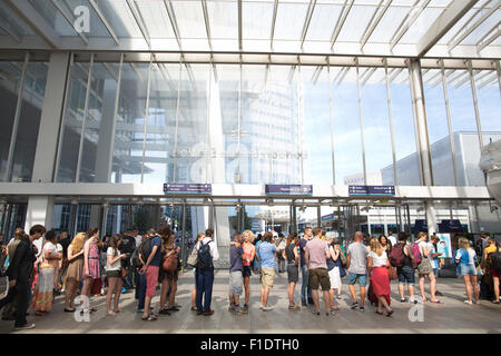 Schlangen von Sommer Pendler Schlange, um Bahn-Tickets an der London Bridge zu kaufen train Station, Central London, England, UK Stockfoto