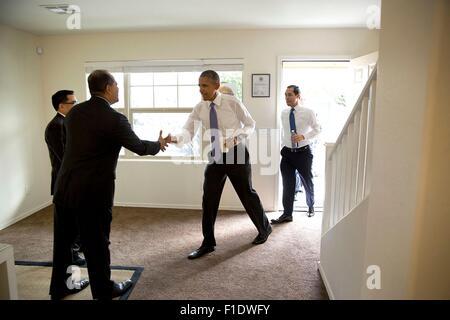 US-Präsident Barack Obama und Wohnungsbau und Stadtentwicklung Sekretär Juli ein Castro besuchen ein vorbildliches Haus im Nueva Villas in Beverly, eine Einfamilien-Wohnsiedlung im Besitz von lokalen gemeinnützigen Organisation Chicanos Por La Causa 8. Januar 2015 in Phoenix, Arizona. CPLC CEO Edmundo Hidalgo und David Adame, CPLC, links, grüßen sie. Stockfoto