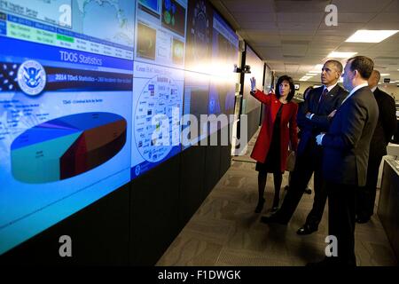 US-Präsident Barack Obama tourt die National Cybersecurity und Communications Integration Center 13. Januar 2015 in Arlington, Virginia. Zusammen mit dem Präsidenten ist Dr. Phyllis Schneck, stellvertretender Unterstaatssekretär für Cybersicherheit & Kommunikation, und Major General Greg Touhill, Deputy Assistant Secretary für Cybersecurity Operations und Programme. Stockfoto