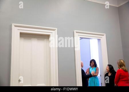 U.S. First Lady Michelle Obama spricht mit New Orleans Bürgermeister Mitch Landrieu, Chef des Stabes Tina Tchen und Cheryl Landrieu vor "Des Bürgermeisters Challenge zu Ende Veteran Obdachlosigkeit" Veranstaltung in der Gallier Hall 20. April 2015 in New Orleans, Louisiana. Stockfoto