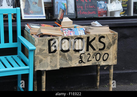 Gebrauchte Bücher zum Verkauf vor einem Geschäft Abbeydale unterwegs in Sheffield Stockfoto