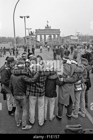 Brandenburger Tor, nachdem die Berliner Mauer, Neujahr fiel, Party, Stockfoto