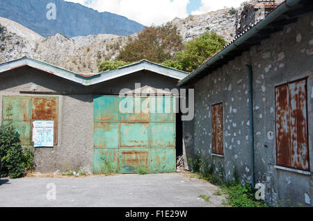 Garage in der Alpuan Alpen, Tre Fiumi, Toskana, Italien, mit heruntergekommenen Fassade Stockfoto