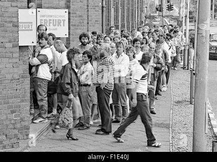 Einführung von West-D-Mark in der DDR kurz vor der Wiedervereinigung von Ost- und Westdeutschland, Bargeld Austausch, Stockfoto