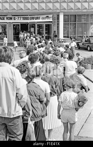 Einführung von West-D-Mark in der DDR kurz vor der Wiedervereinigung von Ost- und Westdeutschland, Bargeld Austausch, Stockfoto