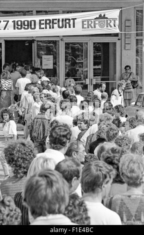 Einführung von West-D-Mark in der DDR kurz vor der Wiedervereinigung von Ost- und Westdeutschland, Bargeld Austausch, Stockfoto