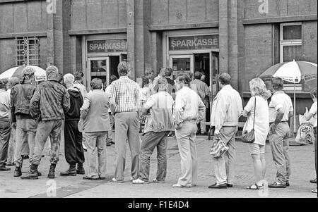 Einführung von West-D-Mark in der DDR kurz vor der Wiedervereinigung von Ost- und Westdeutschland, Bargeld Austausch, Stockfoto