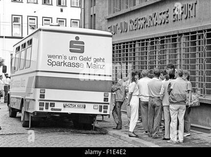 Einführung von West-D-Mark in der DDR kurz vor der Wiedervereinigung von Ost- und Westdeutschland, Bargeld Austausch, Stockfoto